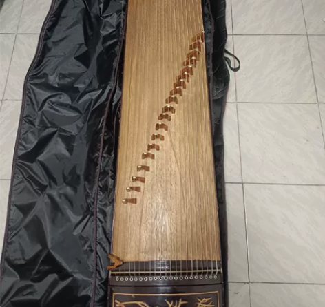 一个旧旧的古筝，用了好些年了，琴包是新的，...