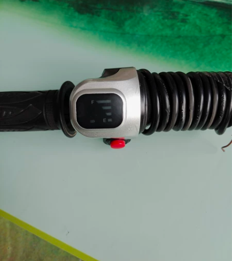 36v车转把一套，就是红色电源按钮边上小盖...