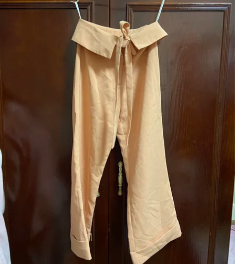 休闲裤 藕粉色淡一点 晚上的灯光有色差 满...