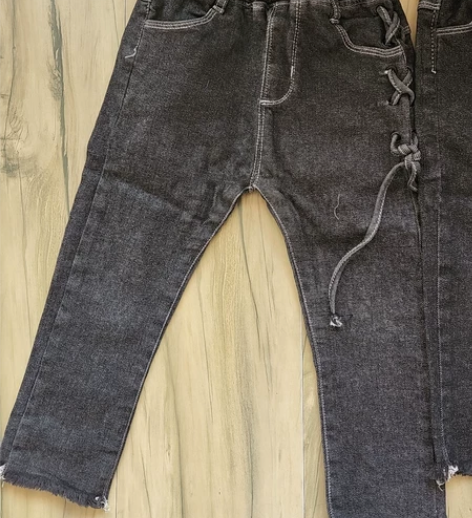 黑色牛仔铅笔裤，同款有两条，身高105以内...