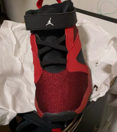 耐克小童乔丹篮球鞋9c，适合四岁左右，奥莱...