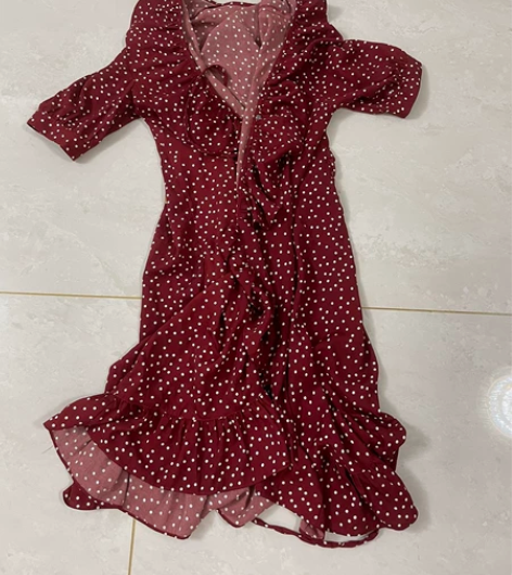 荷叶裙，红色波点，就只穿过一次 感兴趣的话...