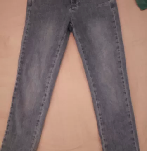 太平鸟显瘦喇叭牛仔裤，S码，棉88％，布料...