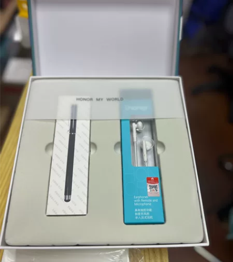 荣耀20青春版礼盒 内含耳机和触控笔 全新...