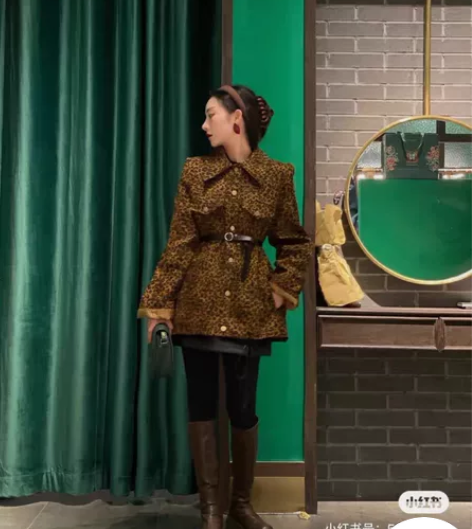 朝花夕拾  出豹纹外套 感兴趣的话点“我想...