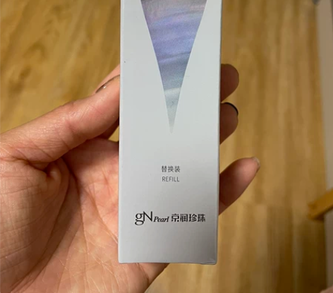 京润珍珠的赠品,眼霜,半卖半送了 感兴趣的...