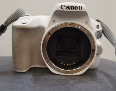 佳能200d一代，自用款 保护的很好没明显...