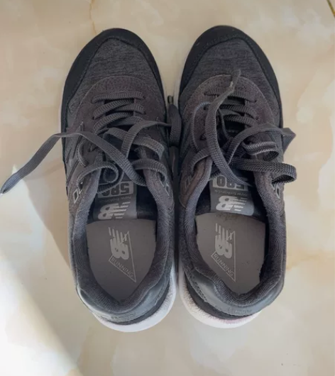 新百伦580，轻微穿着痕迹，就是孩子鞋带系...