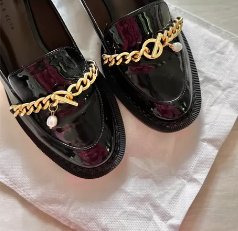 小CK家的玛丽珍鞋，链条+小珍珠的款式复古...