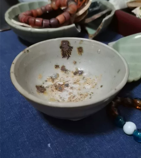 景德镇，飞青，内壁出窑有伤釉，底足墨书。 ...