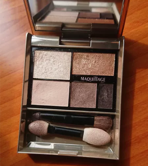 Maquillage心机眼影BR264用量...