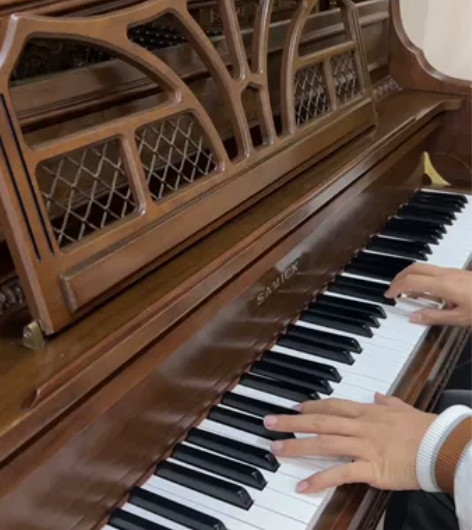 学校处理九成新钢琴了！学校不开了 处理一台...