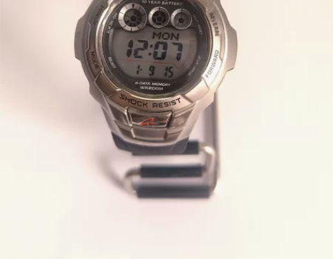 卡西欧g7100   表头是银白色，表带是...