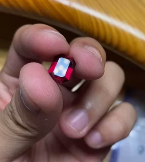 天然石榴石，尺寸11.4x8.5x5.5m...