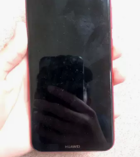 华为畅享9.4+128，父母用的。就左上摔...