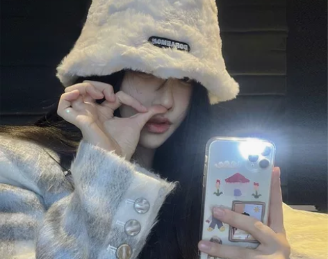 （全新）羊羔毛刺绣字母保暖百搭渔夫帽女秋冬...