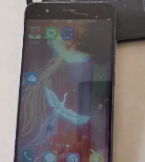 荣耀手机是姨父用的手机，闲置了，都是自用机...