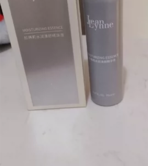 珍玛莉水润精华，保湿精华，是那种慕斯喷雾精...