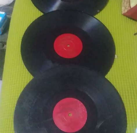 黑胶木唱片三张，品相如图，有划痕，不是太完...