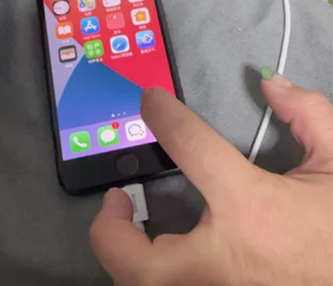 苹果8 出售  一点磕碰都没有 全程保护套...