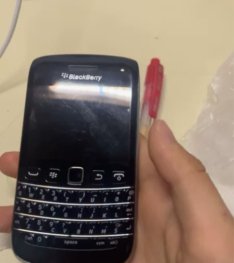 黑莓手机9成新带充电器9790 感兴趣的话...