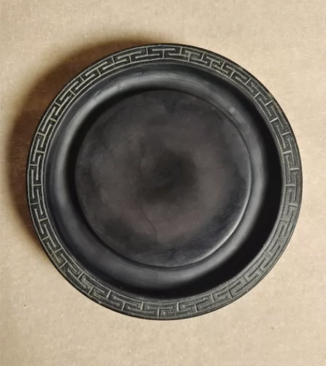 此砚为圆型紫端。端砚，四大名砚之首，石质纯...