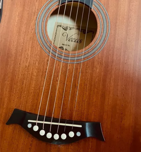 上个月入手的一个维卡斯的吉他。因为个人原因...