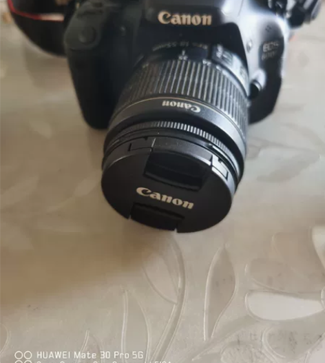 佳能600D单反相机带18-55mm镜头。...