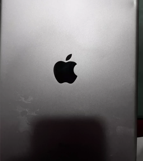 ipad 6代128G 灰色后面有一处小磕...