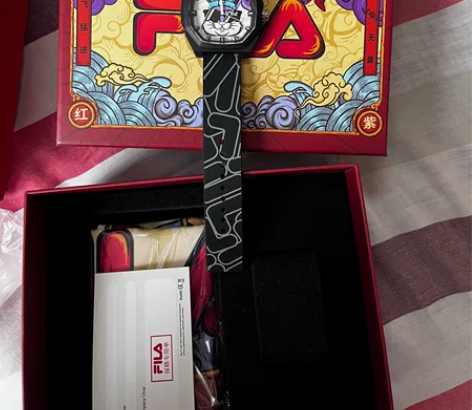 穿搭博主闲置,新年斐乐Fila手表,黑紫配...