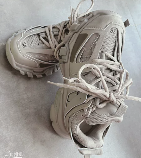 时尚潮流女士休闲运动鞋38码，仅试穿过一次...