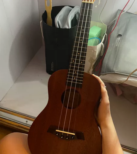 尤克里里，之前买下了，很少弹，音质不错滴 ...