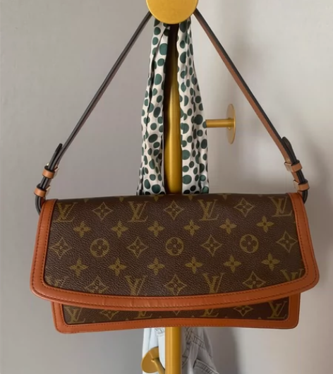 LV中古红皮手拿包信封包 29老花完好，成...