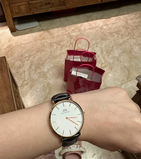 DW手表，当时特别火 1000多买的，还送...