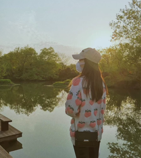 蜜桃花样毛衣 中等厚度 穿的比较好看 7成...