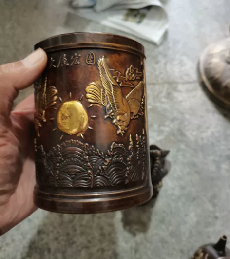 鎏金铜笔筒一个，工艺精致，喜欢的联系 感兴...