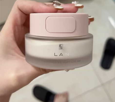 这个面霜味道一股檀香味 本人接受不了 接受...