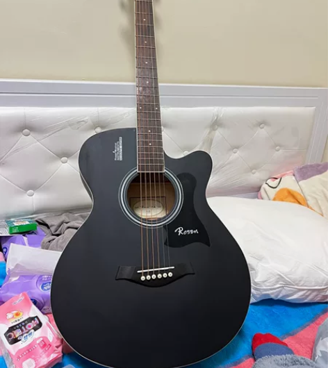 出售吉他一把，自用吉他，用过三次，现低价出...