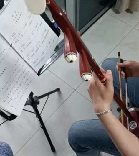 出售二胡，有瑕疵如图，不影响使用，不包邮，...