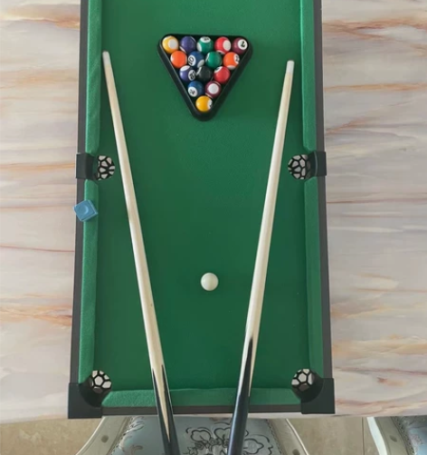 小型桌球，有两幅球，桌子，球杆一系列东西都...