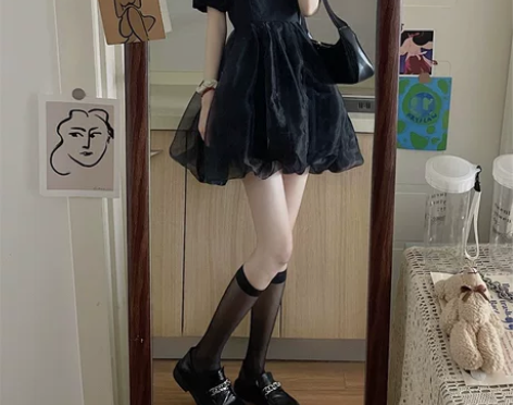 温柔风黑色连衣裙女2022年春季新款设计感...