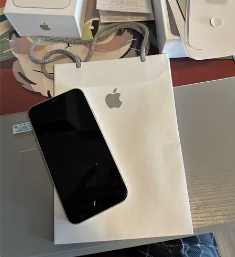 iPhone 11  128G线下在大连直...