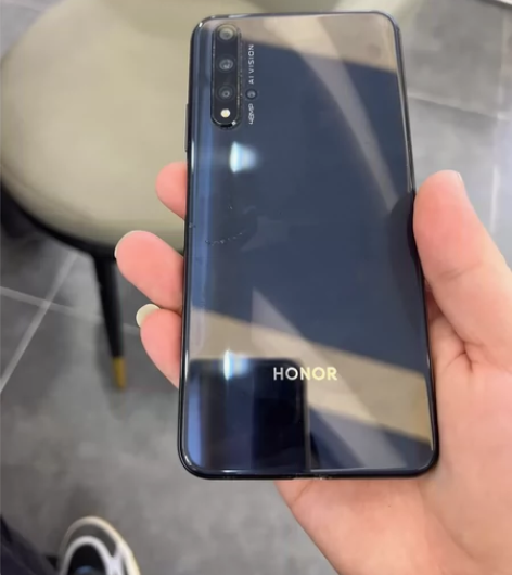 荣耀20  8+256 成色不错，无修