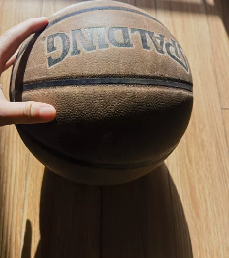 斯伯丁和李宁的篮球 买一送一标价是一个篮球...