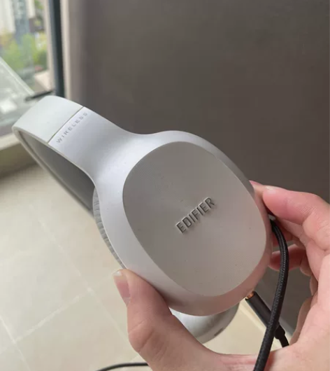 出两个耳机,都是漫步者,一个为全新,一个为...