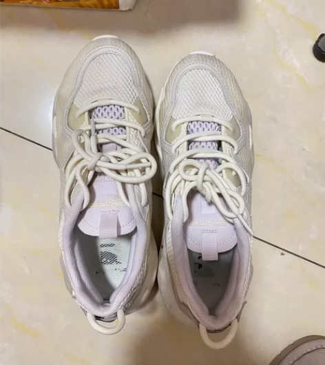 安踏紫色运动鞋，37码 感兴趣的话点“我想...