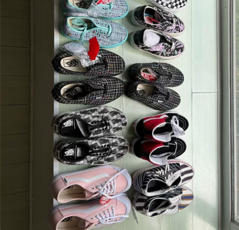 VANS 全新，正品，包邮。150元一双。...