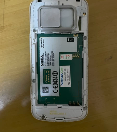 诺基亚N97,有电池、充电器,触摸不是很灵...