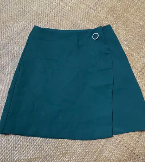 绿色A字裙，m码 买回来仅穿过一两次 类似...