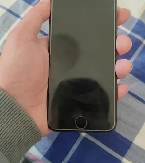 家里老人用的苹果8  64G，99新，没磕...